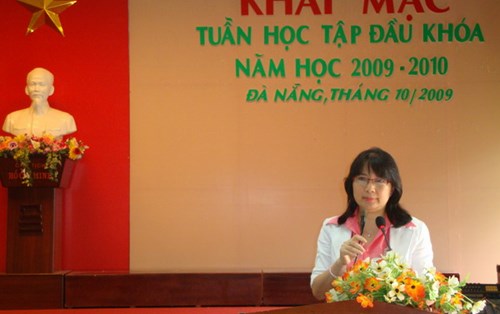 Tân sinh viên khoá I bậc đại học tham gia học tập Tuần sinh hoạt đầu khoá